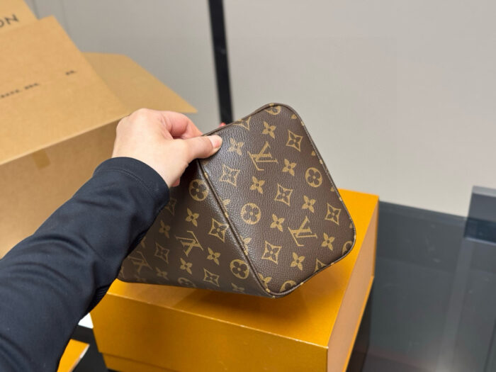 Louis Vuitton Vintage Bucket Bag Classic Monogram Design - Image 9