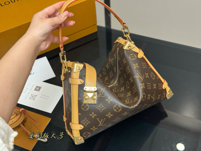 Louis Vuitton Soft Case Bag - Timelessly Stylish Handbag - Image 2