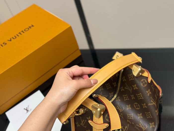 Louis Vuitton Soft Case Bag - Timelessly Stylish Handbag - Image 3