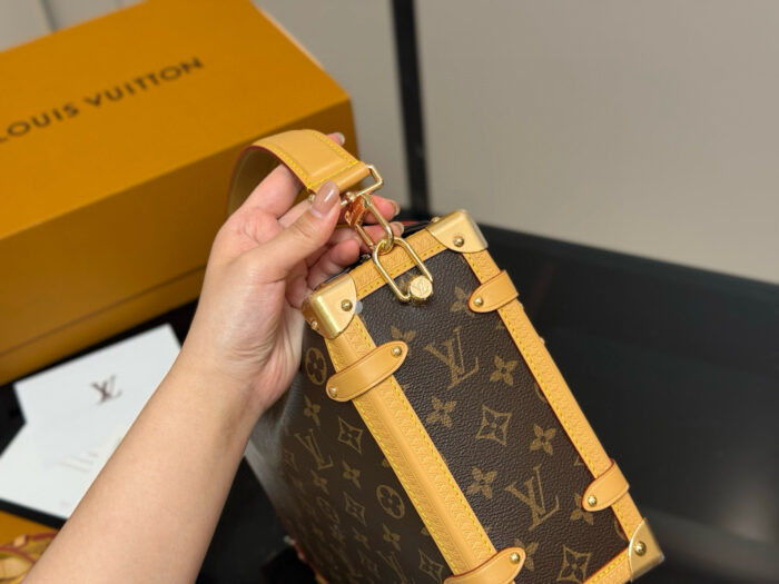 Louis Vuitton Soft Case Bag - Timelessly Stylish Handbag - Image 7