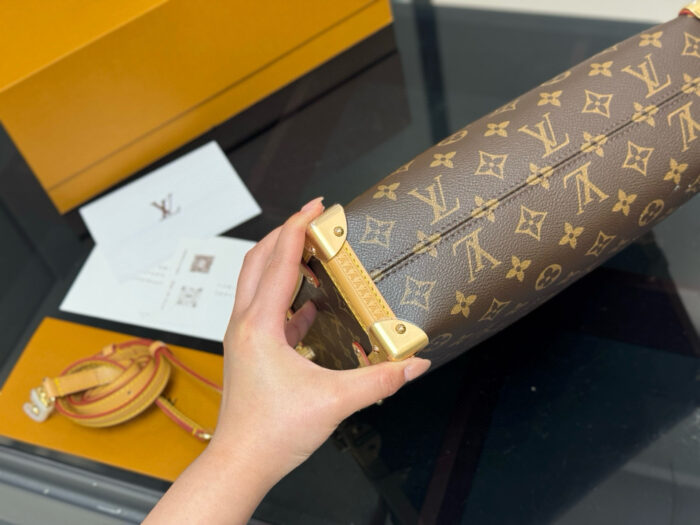 Louis Vuitton Soft Case Bag - Timelessly Stylish Handbag - Image 9