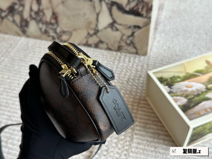 Coach Compact Camera Bag With Double Zipper Closure – Small In Size Yet Spacious Inside. Dimensions: 19 × 12 Cm - Image 7