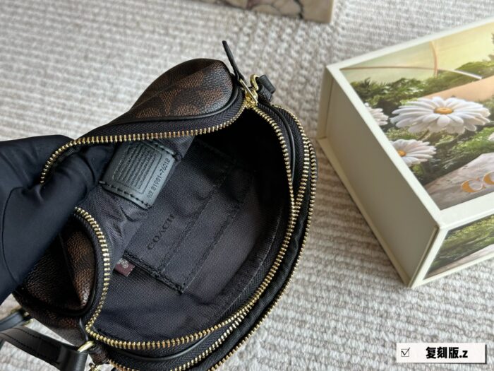 Coach Compact Camera Bag With Double Zipper Closure – Small In Size Yet Spacious Inside. Dimensions: 19 × 12 Cm - Image 9