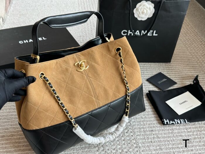 Chanel Métiers D'Art Collection - Patchwork Calfskin Diamond Quilted Chain Shoulder Bag - Image 1