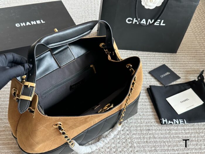 Chanel Métiers D'Art Collection - Patchwork Calfskin Diamond Quilted Chain Shoulder Bag - Image 8