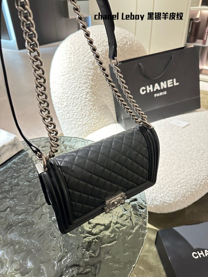 Chanel Leboy Series Lambskin Texture 18K Gold-Plated Shoulder/Crossbody Bag - Celebrity-Worn Style - Image 4