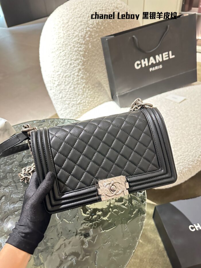 Chanel Leboy Series Lambskin Texture 18K Gold-Plated Shoulder/Crossbody Bag - Celebrity-Worn Style - Image 5