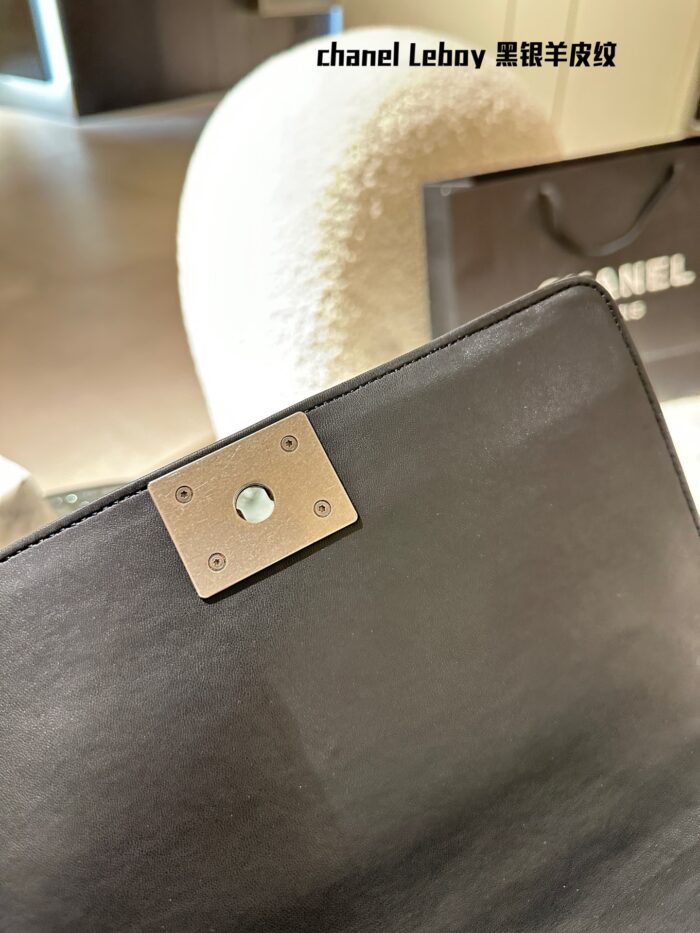 Chanel Leboy Series Lambskin Texture 18K Gold-Plated Shoulder/Crossbody Bag - Celebrity-Worn Style - Image 8