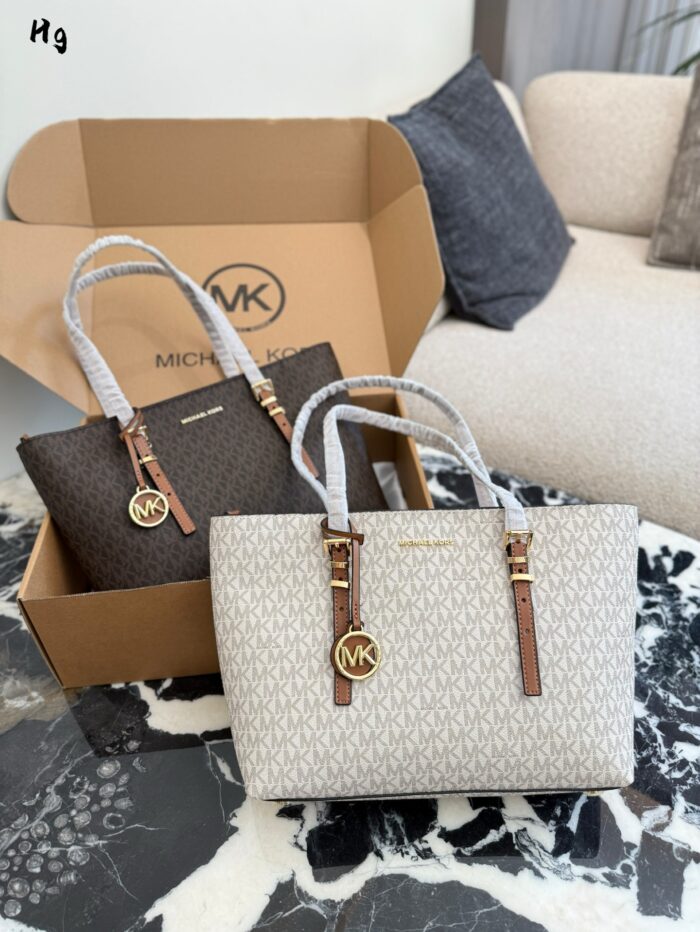 Michael Kors Quinn Series Shoulder Bag Minimalist, Versatile, Spacious Classic Colourway With Metal Logo - Image 1