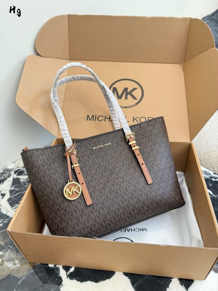 Michael Kors Quinn Series Shoulder Bag Minimalist, Versatile, Spacious Classic Colourway With Metal Logo - Image 3