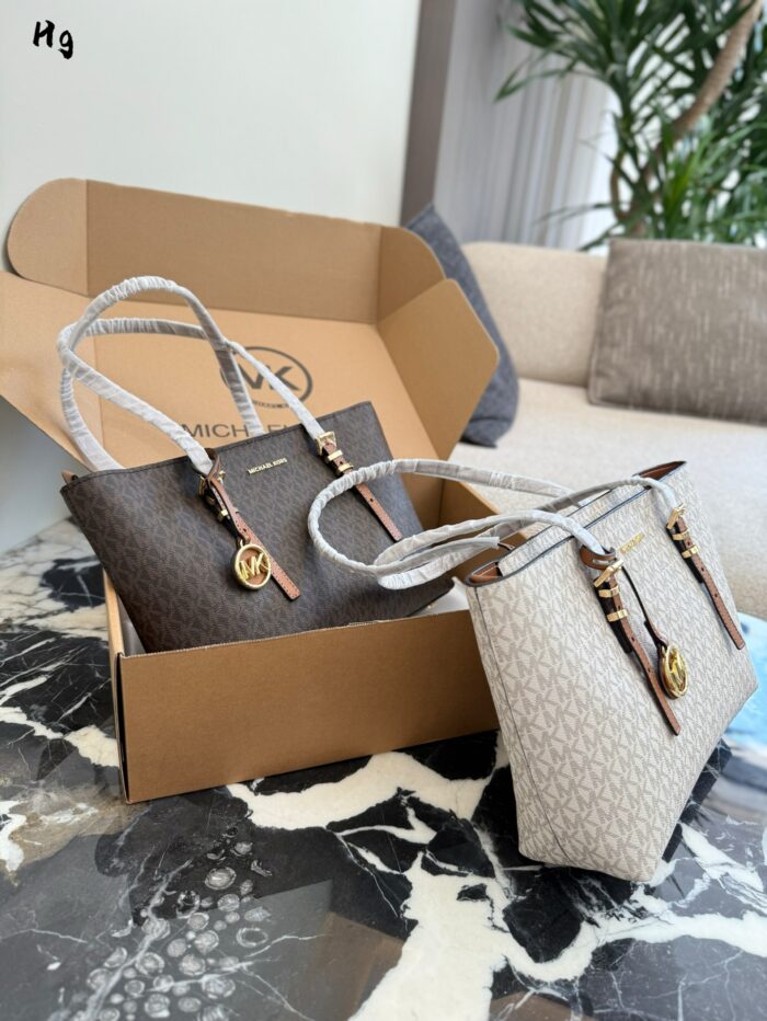 Michael Kors Quinn Series Shoulder Bag Minimalist, Versatile, Spacious Classic Colourway With Metal Logo - Image 4