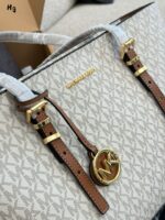 Michael Kors Quinn Series Shoulder Bag Minimalist, Versatile, Spacious Classic Colourway With Metal Logo - Image 5
