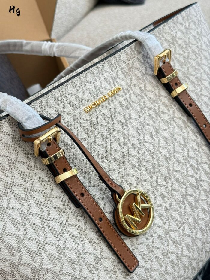 Michael Kors Quinn Series Shoulder Bag Minimalist, Versatile, Spacious Classic Colourway With Metal Logo - Image 5