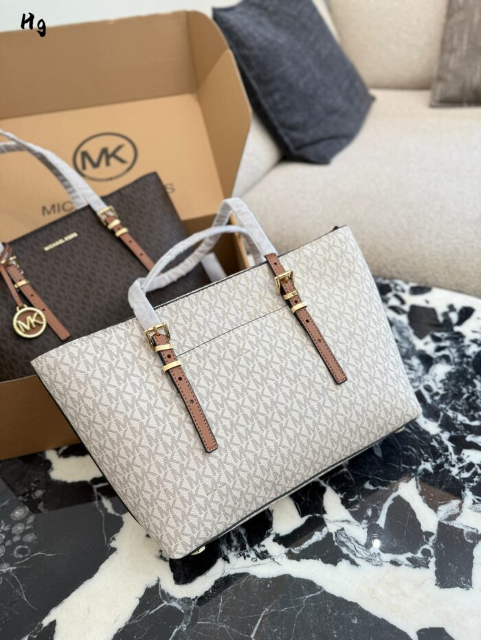 Michael Kors Quinn Series Shoulder Bag Minimalist, Versatile, Spacious Classic Colourway With Metal Logo - Image 7
