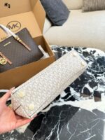 Michael Kors Quinn Series Shoulder Bag Minimalist, Versatile, Spacious Classic Colourway With Metal Logo - Image 8