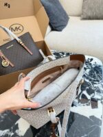 Michael Kors Quinn Series Shoulder Bag Minimalist, Versatile, Spacious Classic Colourway With Metal Logo - Image 9