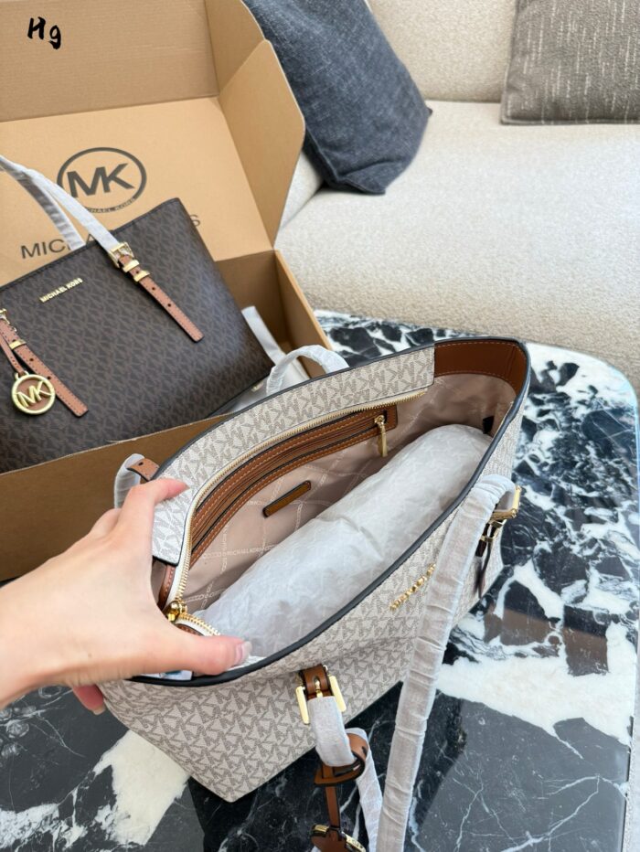 Michael Kors Quinn Series Shoulder Bag Minimalist, Versatile, Spacious Classic Colourway With Metal Logo - Image 9