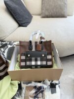 Burberry'S Latest Tote Bag In Classic Check Pattern Calfskin Leather. Features An Adjustable Shoulder Strap, Snap Closure, And Ample Capacity. Suitable For Crossbody Or Handheld Carry. - Image 3