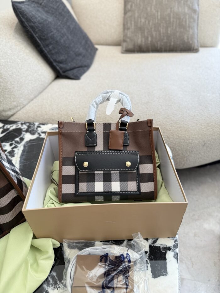 Burberry'S Latest Tote Bag In Classic Check Pattern Calfskin Leather. Features An Adjustable Shoulder Strap, Snap Closure, And Ample Capacity. Suitable For Crossbody Or Handheld Carry. - Image 3