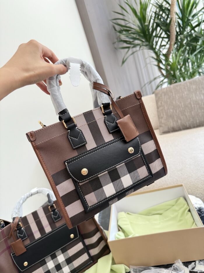 Burberry'S Latest Tote Bag In Classic Check Pattern Calfskin Leather. Features An Adjustable Shoulder Strap, Snap Closure, And Ample Capacity. Suitable For Crossbody Or Handheld Carry. - Image 4
