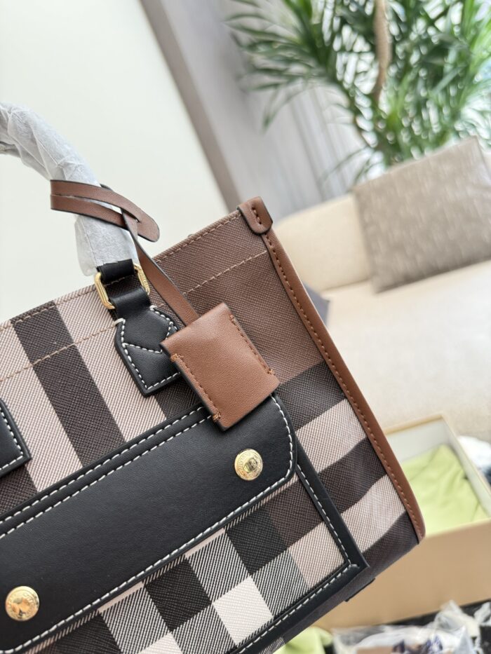 Burberry'S Latest Tote Bag In Classic Check Pattern Calfskin Leather. Features An Adjustable Shoulder Strap, Snap Closure, And Ample Capacity. Suitable For Crossbody Or Handheld Carry. - Image 5