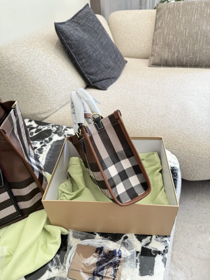 Burberry'S Latest Tote Bag In Classic Check Pattern Calfskin Leather. Features An Adjustable Shoulder Strap, Snap Closure, And Ample Capacity. Suitable For Crossbody Or Handheld Carry. - Image 6