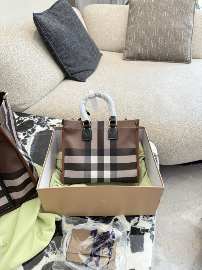 Burberry'S Latest Tote Bag In Classic Check Pattern Calfskin Leather. Features An Adjustable Shoulder Strap, Snap Closure, And Ample Capacity. Suitable For Crossbody Or Handheld Carry. - Image 7