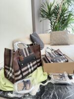 Burberry'S Latest Tote Bag In Classic Check Pattern Calfskin Leather. Features An Adjustable Shoulder Strap, Snap Closure, And Ample Capacity. Suitable For Crossbody Or Handheld Carry. - Image 8