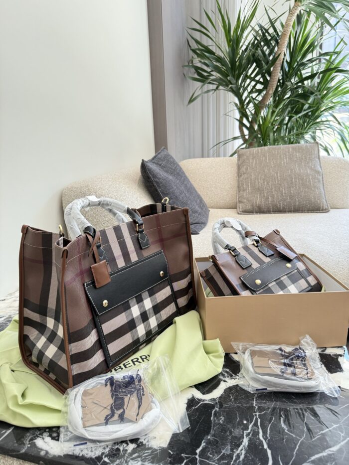 Burberry'S Latest Tote Bag In Classic Check Pattern Calfskin Leather. Features An Adjustable Shoulder Strap, Snap Closure, And Ample Capacity. Suitable For Crossbody Or Handheld Carry. - Image 8