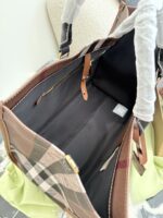 Burberry'S Latest Tote Bag In Classic Check Pattern Calfskin Leather. Features An Adjustable Shoulder Strap, Snap Closure, And Ample Capacity. Suitable For Crossbody Or Handheld Carry. - Image 9