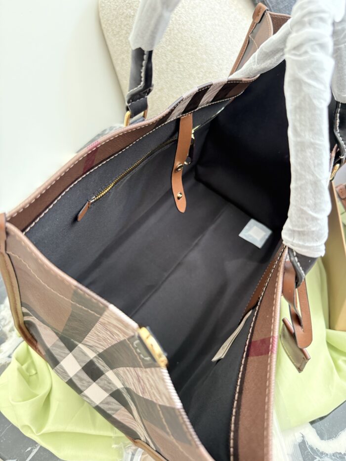 Burberry'S Latest Tote Bag In Classic Check Pattern Calfskin Leather. Features An Adjustable Shoulder Strap, Snap Closure, And Ample Capacity. Suitable For Crossbody Or Handheld Carry. - Image 9
