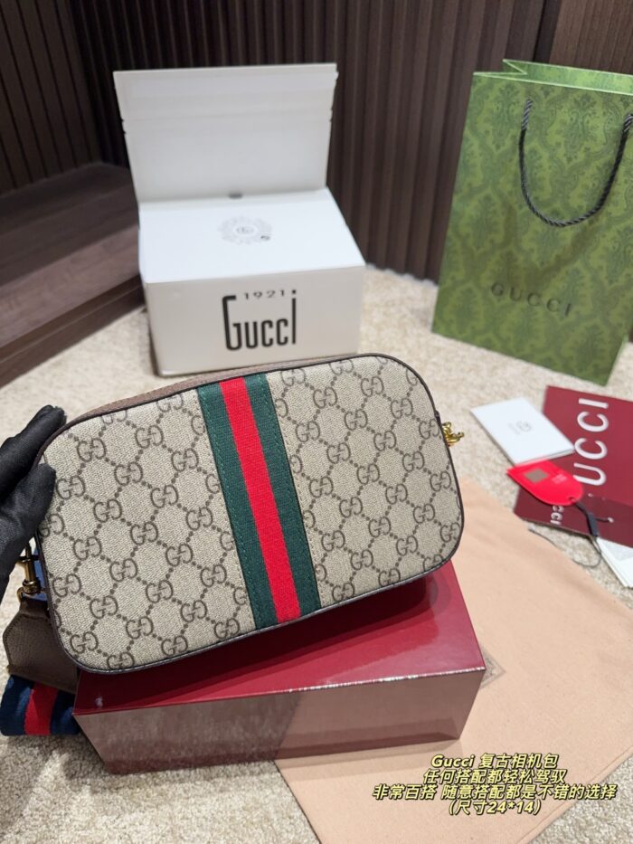 Gucci Vintage Camera Bag Versatile And Fashionable - Image 3