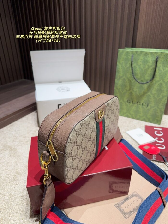 Gucci Vintage Camera Bag Versatile And Fashionable - Image 4