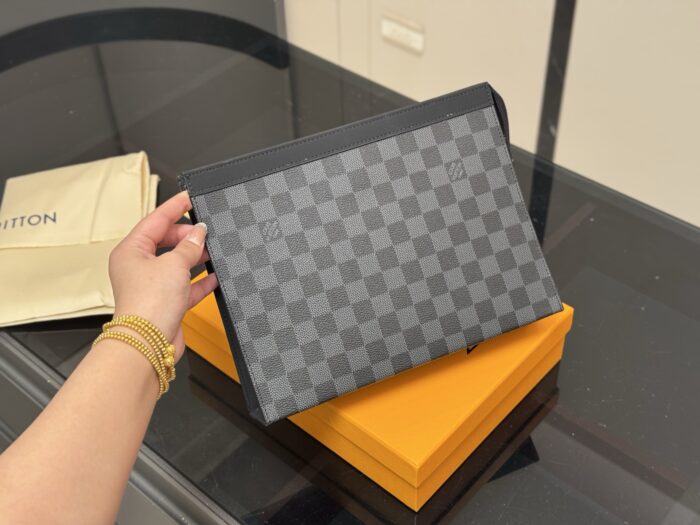 Louis Vuitton Unisex Large Handbag Toiletry Bag Genuine Leather Lining Large Capacity - Image 1