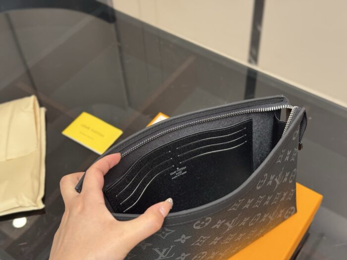 Louis Vuitton Unisex Large Handbag Toiletry Bag Genuine Leather Lining Large Capacity - Image 4