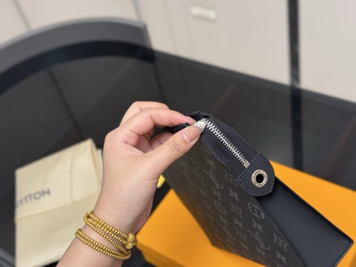 Louis Vuitton Unisex Large Handbag Toiletry Bag Genuine Leather Lining Large Capacity - Image 6