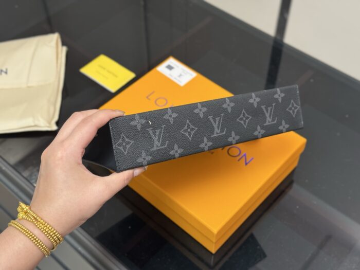 Louis Vuitton Unisex Large Handbag Toiletry Bag Genuine Leather Lining Large Capacity - Image 8
