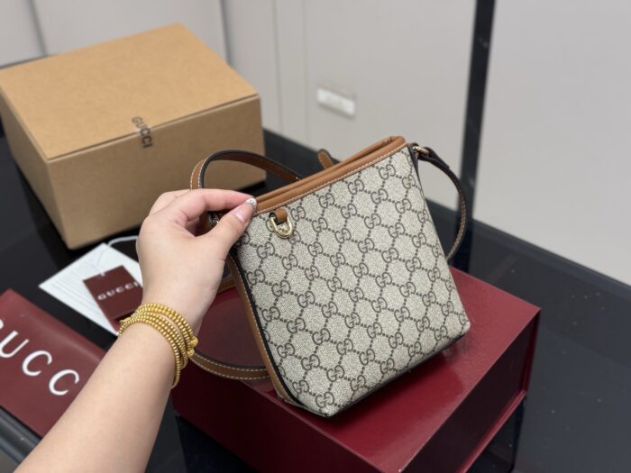 Gucci Classic Bucket Bag Versatile And Effortlessly Wearable - Image 2
