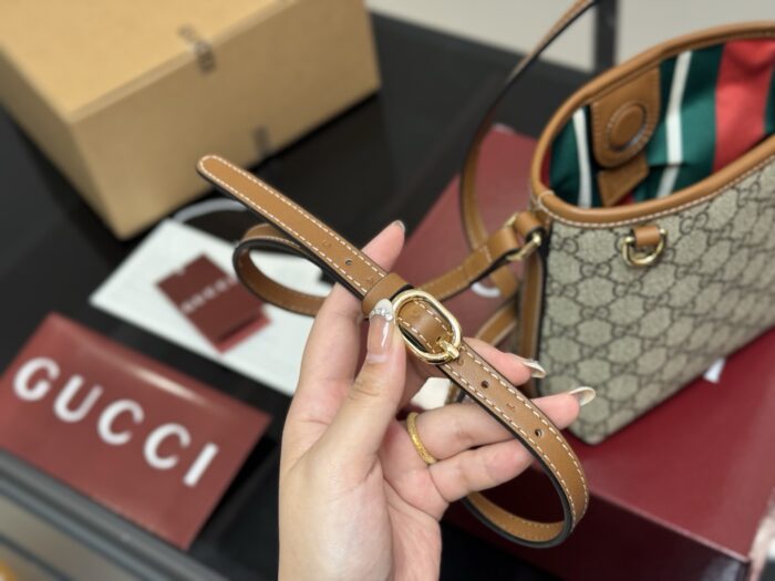 Gucci Classic Bucket Bag Versatile And Effortlessly Wearable - Image 3