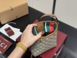 Gucci Classic Bucket Bag Versatile And Effortlessly Wearable - Image 4