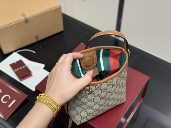 Gucci Classic Bucket Bag Versatile And Effortlessly Wearable - Image 4