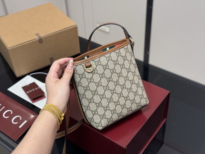 Gucci Classic Bucket Bag Versatile And Effortlessly Wearable - Image 5