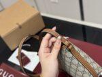 Gucci Classic Bucket Bag Versatile And Effortlessly Wearable - Image 6