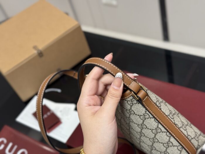 Gucci Classic Bucket Bag Versatile And Effortlessly Wearable - Image 6