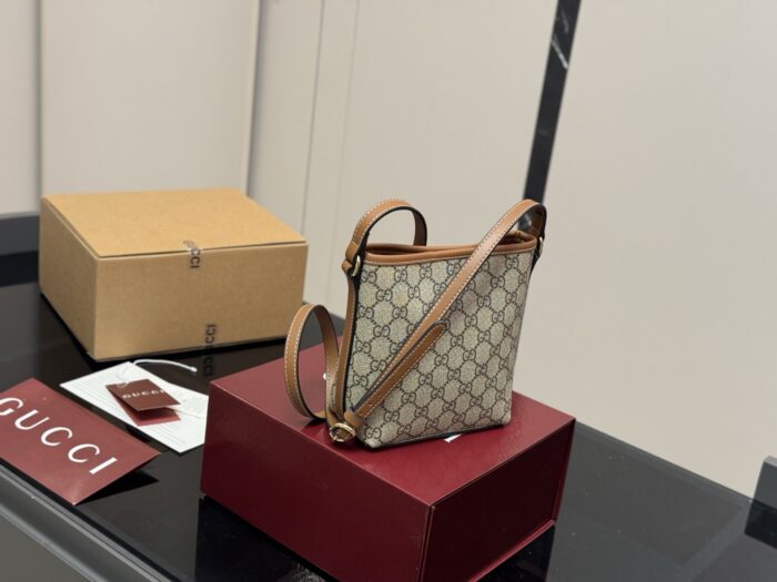 Gucci Classic Bucket Bag Versatile And Effortlessly Wearable - Image 7