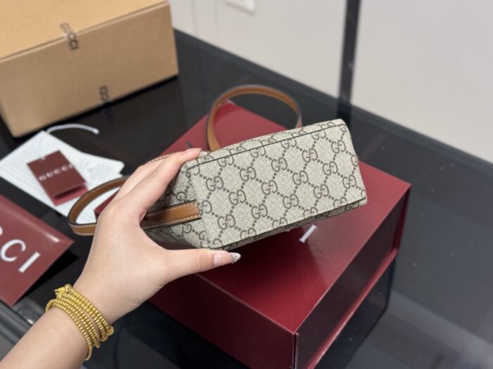 Gucci Classic Bucket Bag Versatile And Effortlessly Wearable - Image 8