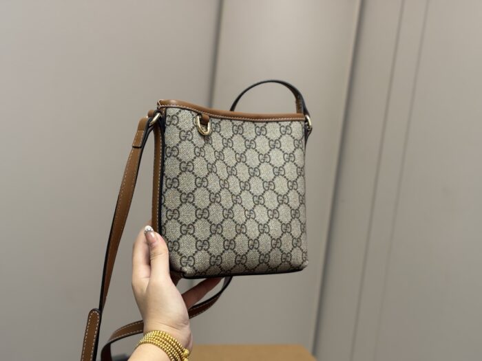Gucci Classic Bucket Bag Versatile And Effortlessly Wearable - Image 9