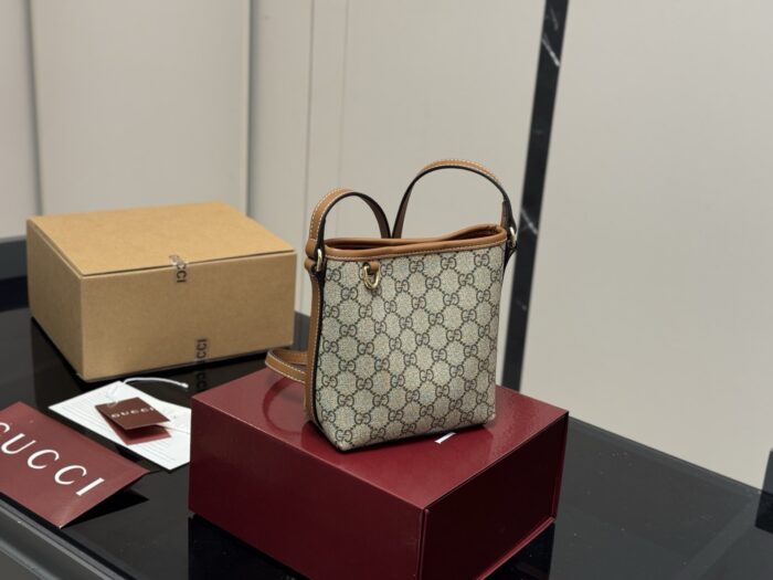 Gucci Classic Bucket Bag Versatile And Effortlessly Wearable - Image 10