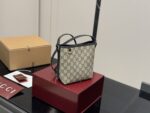 Gucci Classic Bucket Bag Versatile And Effortlessly Wearable - Image 11