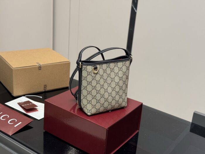 Gucci Classic Bucket Bag Versatile And Effortlessly Wearable - Image 11
